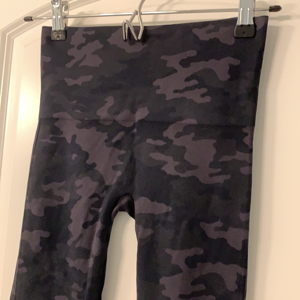 New SPANX Look at me Now Camo Leggings Cropped XS